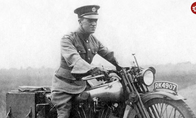 عکس؛ سفر به تاریخ؛ چهرۀ «لورنس عربستان» با لباس عربی و شمشیر در یک خیمه عکس؛ سفر به تاریخ؛ چهرۀ «لورنس عربستان» با لباس عربی و شمشیر در یک خیمه