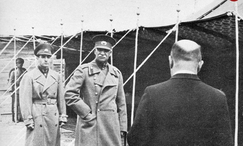 عکس؛ سفر در زمان؛ «رضاخان در رودهن با یک لباس ساده نظامی»؛ سال 1310 عکس؛ سفر در زمان؛ «رضاخان در رودهن با یک لباس ساده نظامی»؛ سال 1310