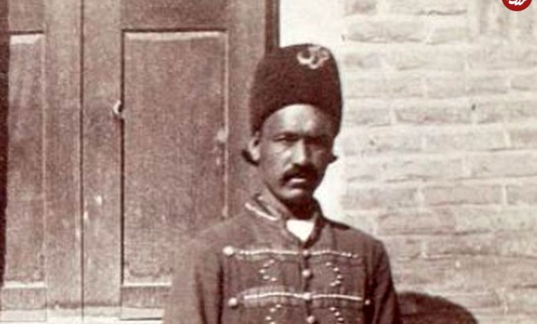 عکس؛ سفر به تاریخ؛ سه «زندانی» عصر قاجار با گردنهای زنجیرشده در کنار زندانبانان عکس؛ سفر به تاریخ؛ سه «زندانی» عصر قاجار با گردنهای زنجیرشده در کنار زندانبانان