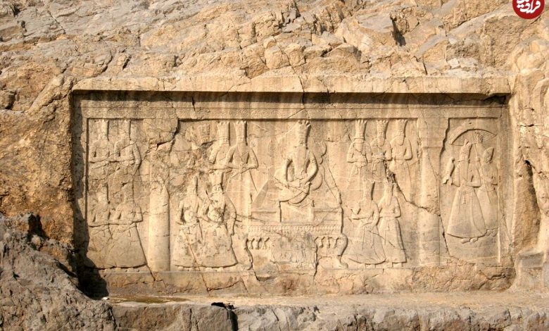 عکس؛ سفر در زمان؛ تصویری حیرتانگیز از سنگنگارهای تاریخی؛ عکس یادگاری خارجیها با شاه و پسرانش عکس؛ سفر در زمان؛ تصویری حیرتانگیز از سنگنگارهای تاریخی؛ عکس یادگاری خارجیها با شاه و پسرانش