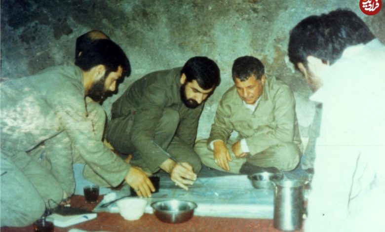 عکس؛ سفر در زمان؛ «محسن رضایی و مهدی باکری» در حال بررسی نقشه عملیات؛ دهه 60 عکس؛ سفر در زمان؛ «محسن رضایی و مهدی باکری» در حال بررسی نقشه عملیات؛ دهه 60