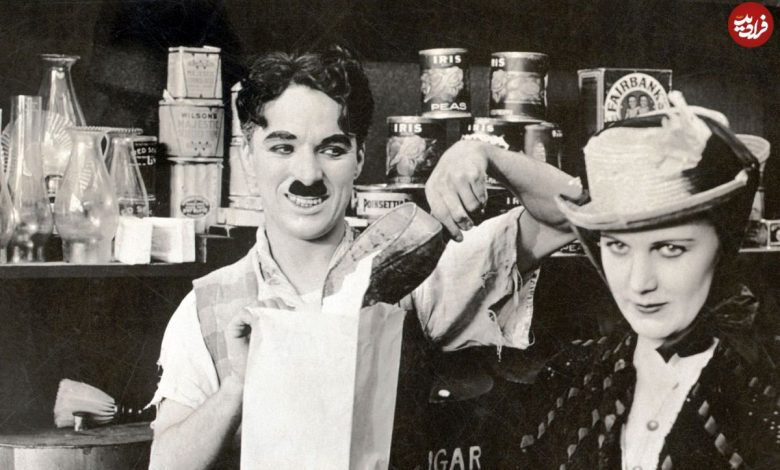 عکس؛ سفر در زمان؛ «چارلی چاپلین در کنار همسر چهارم اش» در پاریس؛ سال 1334 عکس؛ سفر در زمان؛ «چارلی چاپلین در کنار همسر چهارم اش» در پاریس؛ سال 1334