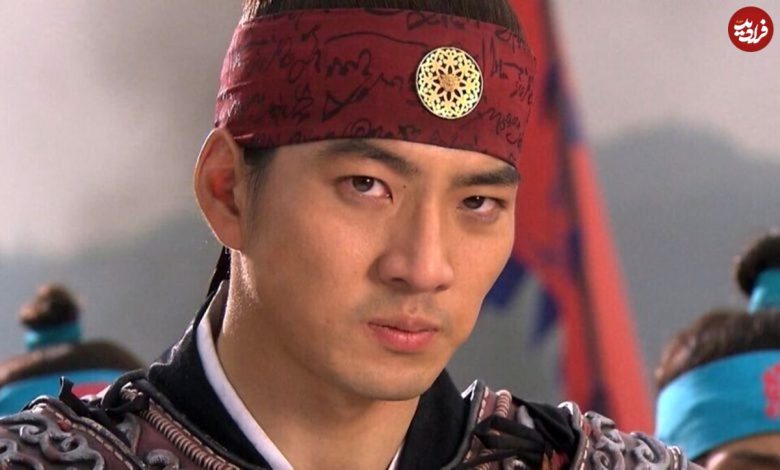 عکس؛ سفر در زمان؛ «بازیگر نقش جومونگ در حال کار کردن با دوربین عکاسی در پشت صحنه»؛ سال 84 عکس؛ سفر در زمان؛ «بازیگر نقش جومونگ در حال کار کردن با دوربین عکاسی در پشت صحنه»؛ سال 84