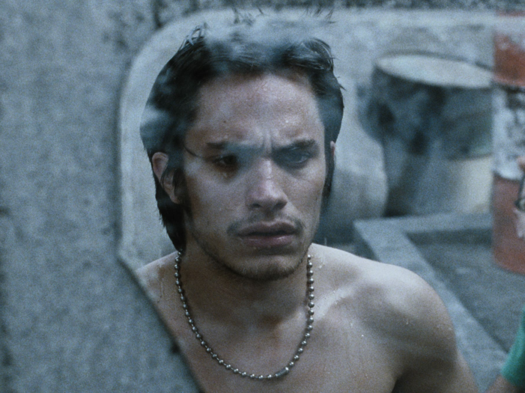 amores-perros-2000-1024x768-1 فیلم عشق سگی ۲۰۰۰