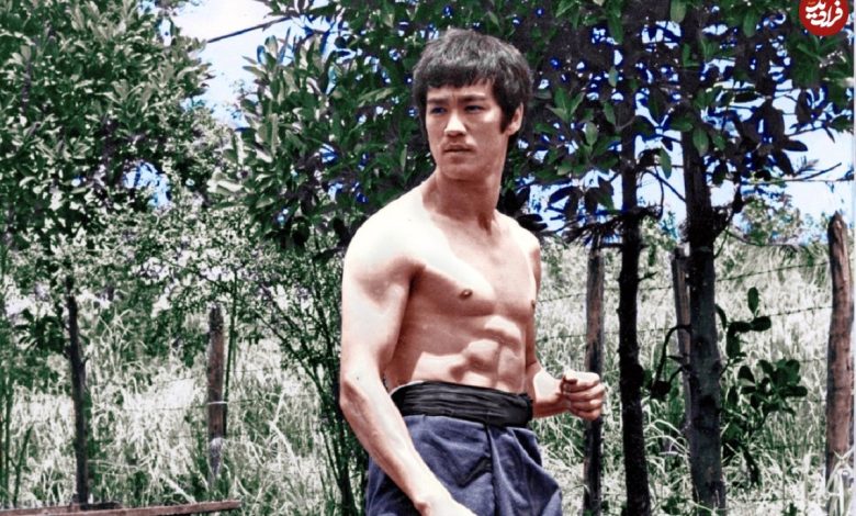 عکس؛ سفر در زمان؛ «بروسلی در حال صحبت کردن با دختر خردسال اش»؛ سال 1351 عکس؛ سفر در زمان؛ «بروسلی در حال صحبت کردن با دختر خردسال اش»؛ سال 1351