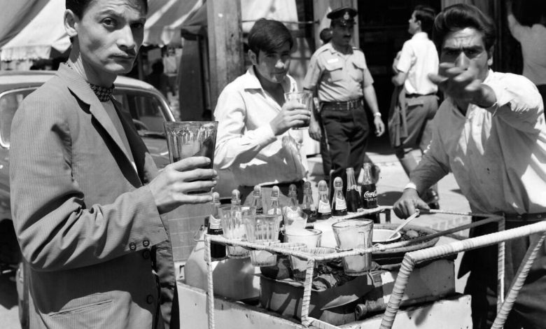 تصاویر؛ سفر به تهران قدیم؛ عکسهای دیدنی از فروش آب زرشک، دوغ و شربت در تهران ۱۳۴۸ تصاویر؛ سفر به تهران قدیم؛ عکسهای دیدنی از فروش آب زرشک، دوغ و شربت در تهران ۱۳۴۸