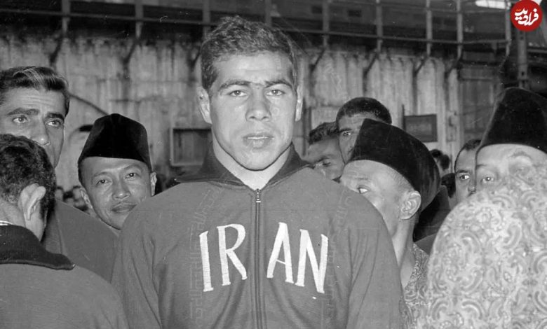 عکس؛ سفر در زمان؛ «غلامرضا تختی در حال خرید از یک مغازه در ژاپن»؛ سال 1337 عکس؛ سفر در زمان؛ «غلامرضا تختی در حال خرید از یک مغازه در ژاپن»؛ سال 1337