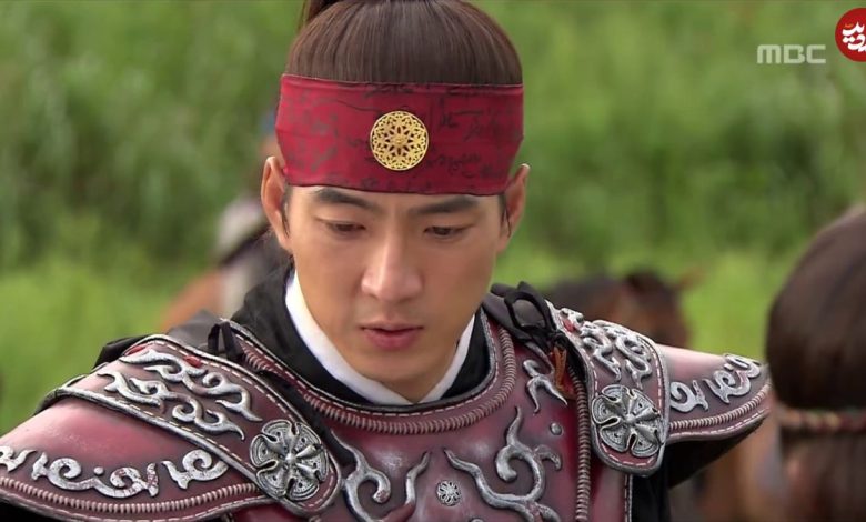 عکس؛ سفر در زمان؛ «بازیگر نقش جومونگ در حال صحبت کردن با تلفن در پشت صحنه»؛ سال 84 عکس؛ سفر در زمان؛ «بازیگر نقش جومونگ در حال صحبت کردن با تلفن در پشت صحنه»؛ سال 84