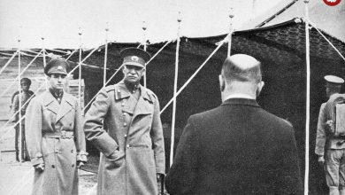 عکس؛ سفر در زمان؛ «رضاخان در حال کار کردن با مسلسل در کرمانشاه»؛ سال 1293