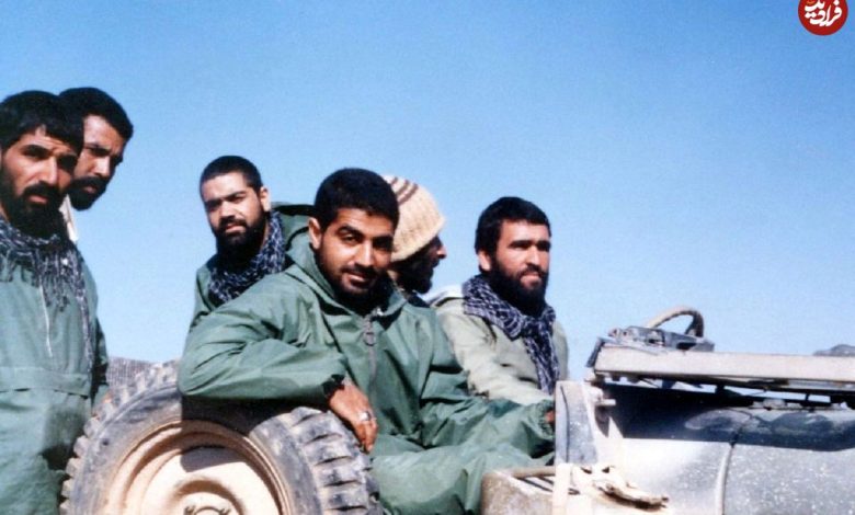 عکس؛ سفر در زمان؛ «سردار سلیمانی در حال میوه خوردن با 3 همرزم اش در جبهه»؛ دهه 60 عکس؛ سفر در زمان؛ «سردار سلیمانی در حال میوه خوردن با 3 همرزم اش در جبهه»؛ دهه 60