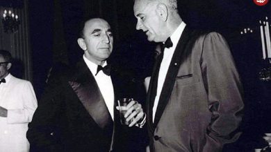 عکس؛ سفر در زمان؛ «اسدالله علم در حال بوسیدن دست محمدرضا پهلوی»؛ دهه 50