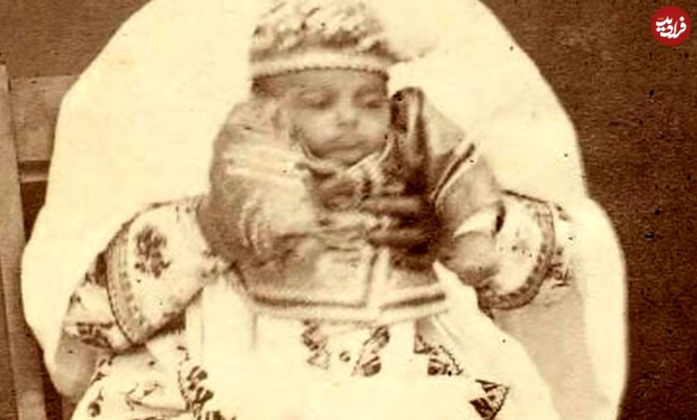 عکس؛ سفر به تاریخ؛ «مریم خانم، دختر حاکم ساوجبلاغ» در آغوش «کنیزش»؛ 120 سال قبل عکس؛ سفر به تاریخ؛ «مریم خانم، دختر حاکم ساوجبلاغ» در آغوش «کنیزش»؛ 120 سال قبل