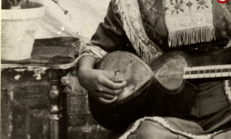 عکس؛ سفر به تاریخ؛ چهرۀ «اکرم دندون طلا» نوازندۀ تار در دورۀ رضاخان عکس؛ سفر به تاریخ؛ چهرۀ «اکرم دندون طلا» نوازندۀ تار در دورۀ رضاخان