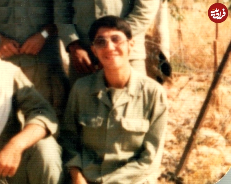 عکس؛ سفر به تاریخ؛ چهرۀ «سید مجتبی خامنه‌ای» در نوجوانی با لباس بسیج در جبهه