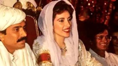 عکس؛ سفر به تاریخ؛ «بی‌نظیر بوتو، نخست وزیر اسبق پاکستان» در حال زیارت ضریح امام رضا (ع)؛ سال 1372