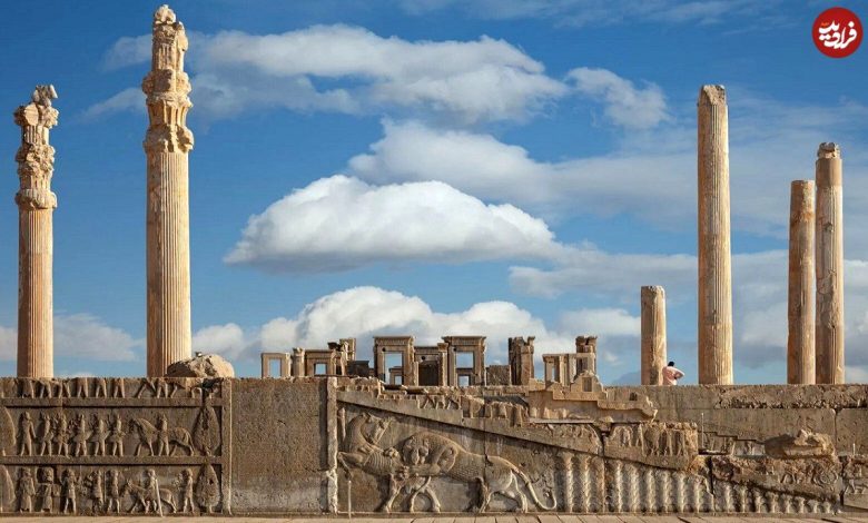 عکس؛ سفر در زمان؛ «کارگران تخت جمشید در حال دریافت دستمزدشان»؛ سال 1312 عکس؛ سفر در زمان؛ «کارگران تخت جمشید در حال دریافت دستمزدشان»؛ سال 1312