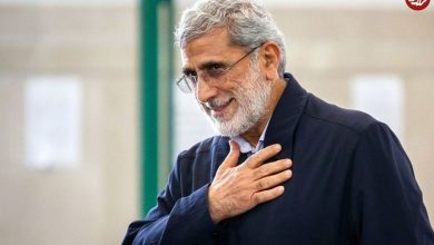 عکس؛ سفر به تاریخ؛ «سردار اسماعیل قاآنی» با چشم مجروح روی قایق در جبهه؛ دهۀ 60