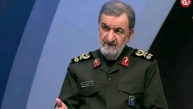 عکس؛ سفر به تاریخ؛ چهرۀ خندان «محسن رضایی و صیاد شیرازی» در یک بازدید نظامی؛ دهۀ 60