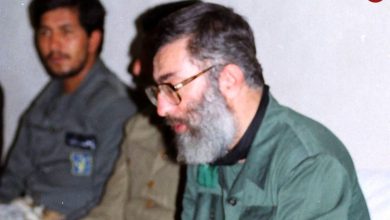 عکس؛ سفر به تاریخ؛ «رهبر انقلاب» در حال سینه‌زنی در میان رزمندگان در جبهۀ جنوب؛ سال 1367