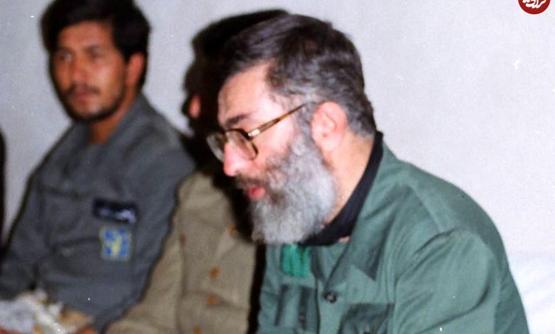 عکس؛ سفر به تاریخ؛ «رهبر انقلاب» در حال سینهزنی در میان رزمندگان در جبهۀ جنوب؛ سال 1367 عکس؛ سفر به تاریخ؛ «رهبر انقلاب» در حال سینهزنی در میان رزمندگان در جبهۀ جنوب؛ سال 1367