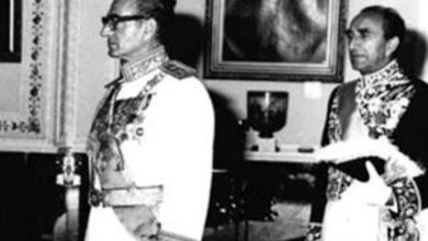 سفر در زمان؛ یادداشت‌های علم، سه‌شنبه ۲۰ تیر ۱۳۵۱: سفیر انگلیس گفت شاه مثل ژنرال «دوگل» لجوج و سرسخت نشود