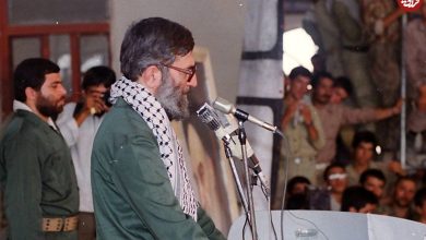 عکس؛ سفر به تاریخ؛ «رهبر انقلاب» با لباس پاسداری بر سر سفرۀ غذا در جبهه؛ سال 1367