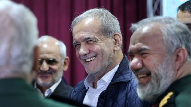 عکس؛ سفر به تاریخ؛ «مسعود پزشکیان» با جلیقه و لباس نظامی در قایق در دوران جنگ؛ دهۀ 60