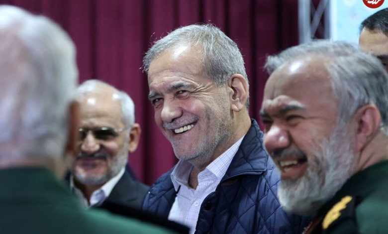 عکس؛ سفر به تاریخ؛ «مسعود پزشکیان» با جلیقه و لباس نظامی در قایق در دوران جنگ؛ دهۀ 60 عکس؛ سفر به تاریخ؛ «مسعود پزشکیان» با جلیقه و لباس نظامی در قایق در دوران جنگ؛ دهۀ 60