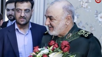 عکس؛ سفر در زمان؛ ادای احترام «سردار سلامی» به مادر شهید؛ سال 1402