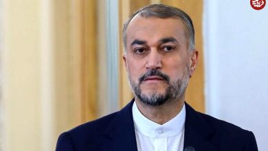 عکس؛ سفر به تاریخ؛ بوسۀ «حسین امیرعبداللهیان» بر پیشانی «سردار سلیمانی»؛ سال 96