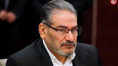 عکس؛ سفر به تاریخ؛ تیپ متفاوت «دریادار شمخانی» با کلاه و چفیه در کنار همرزمانش در جبهه؛ دهۀ 60