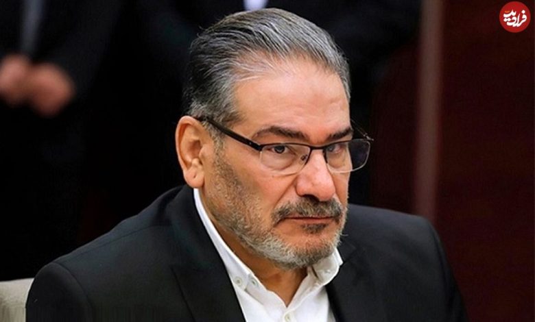 عکس؛ سفر به تاریخ؛ تیپ متفاوت «دریادار شمخانی» با کلاه و چفیه در کنار همرزمانش در جبهه؛ دهۀ 60