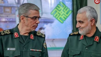 عکس؛ سفر به تاریخ؛ «سرلشکر باقری» در کنار «عزیز جعفری و رحیم صفوی» در سنگر فرماندهی در جبهه؛ دهۀ 60