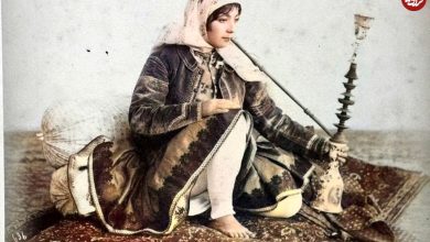 عکس؛ سفر به تاریخ؛ هنرمند قاجاری در حال کشیدن همزمان «قلیان و نقاشی»