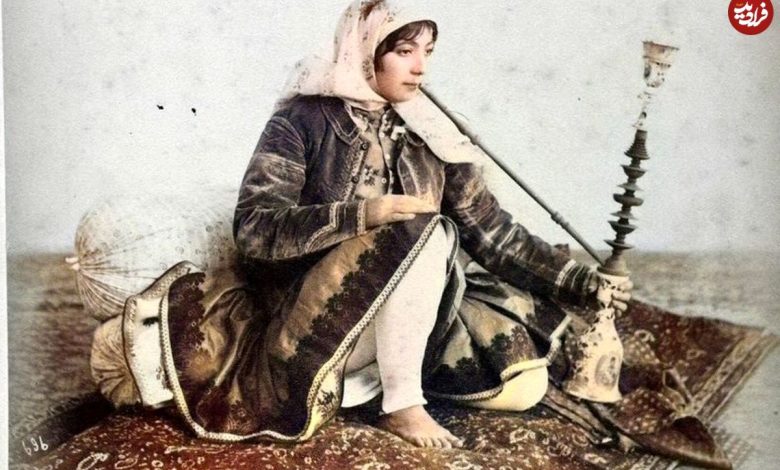 عکس؛ سفر به تاریخ؛ هنرمند قاجاری در حال کشیدن همزمان «قلیان و نقاشی» عکس؛ سفر به تاریخ؛ هنرمند قاجاری در حال کشیدن همزمان «قلیان و نقاشی»