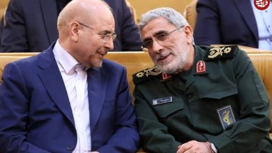 عکس؛ سفر به تاریخ؛ «سردار قاآنی و محمدباقر قالیباف» در حال گفتگو در جبهه؛ دهۀ 60