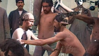 عکس؛ سفر به تاریخ؛ کشتی‌گیرهای دوران قاجار در حال تمرین در مقابل تماشاچی‌ها؛ 130 سال قبل