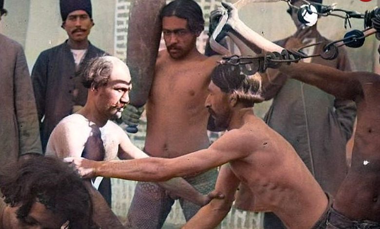 عکس؛ سفر به تاریخ؛ کشتیگیرهای دوران قاجار در حال تمرین در مقابل تماشاچیها؛ 130 سال قبل عکس؛ سفر به تاریخ؛ کشتیگیرهای دوران قاجار در حال تمرین در مقابل تماشاچیها؛ 130 سال قبل