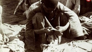 عکس؛ سفر به تاریخ؛ چهار مرد ایرانی عهد قاجار در حال گرفتن «شپش»؛ 130 سال قبل