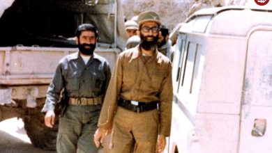 عکس؛ سفر به تاریخ؛ سینه‌زنی «رهبر انقلاب» با لباس نظامی در جمع رزمنده‌های لشکر نصر؛ سال 1365