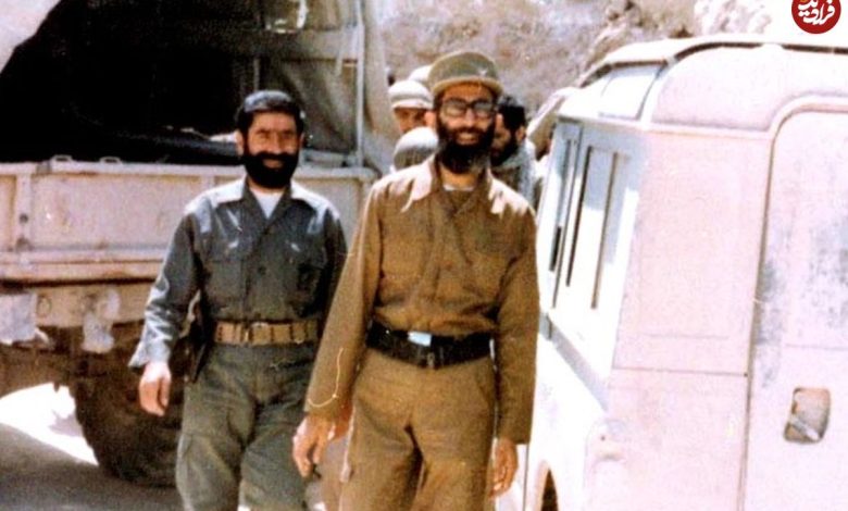 عکس؛ سفر به تاریخ؛ سینهزنی «رهبر انقلاب» با لباس نظامی در جمع رزمندههای لشکر نصر؛ سال 1365 عکس؛ سفر به تاریخ؛ سینهزنی «رهبر انقلاب» با لباس نظامی در جمع رزمندههای لشکر نصر؛ سال 1365