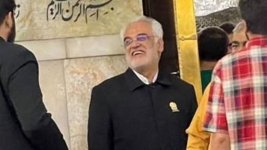 عکس؛ سفر به تاریخ؛ «دکتر طهرانچی، رئیس دانشگاه آزاد» در اردوی راهیان نور با یک تابلوی خاص؛ سال 1397