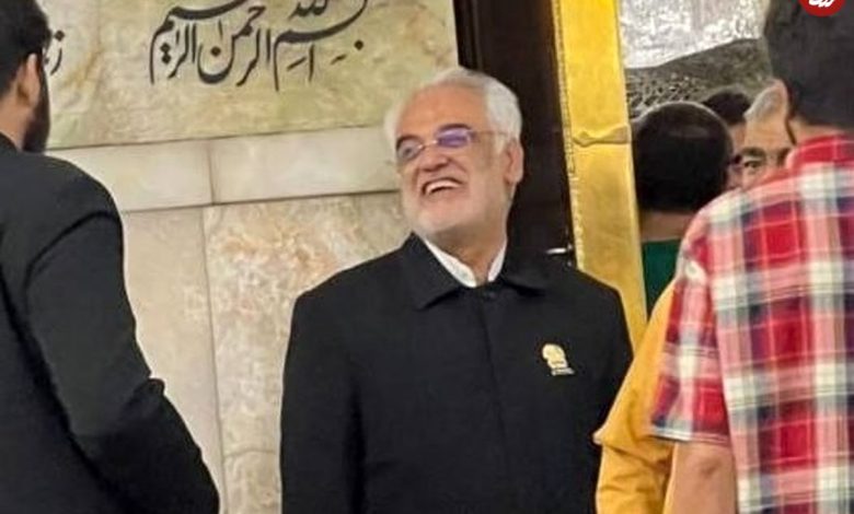 عکس؛ سفر به تاریخ؛ «دکتر طهرانچی، رئیس دانشگاه آزاد» در اردوی راهیان نور با یک تابلوی خاص؛ سال 1397