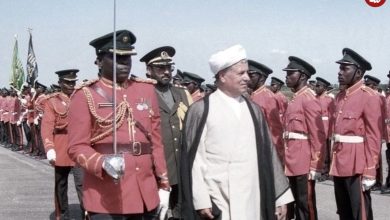 عکس؛ سفر به تاریخ؛ استقبال از «هاشمی رفسنجانی» با «نیزه و رقص آفریقایی»؛ دهۀ 1370