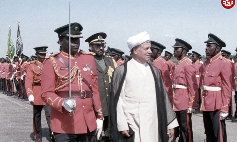 عکس؛ سفر به تاریخ؛ استقبال از «هاشمی رفسنجانی» با «نیزه و رقص آفریقایی»؛ دهۀ 1370