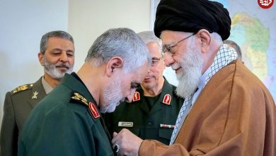 عکس؛ سفر به تاریخ؛ «سردار سلیمانی و دریادار شمخانی» در میان رزمندگان در نخلستان؛ دهۀ 60