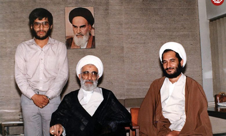 عکس؛ سفر در زمان؛ «آیت الله جنتی در کنار سیداحمد خمینی» در یک مراسم؛ سال 70 عکس؛ سفر در زمان؛ «آیت الله جنتی در کنار سیداحمد خمینی» در یک مراسم؛ سال 70