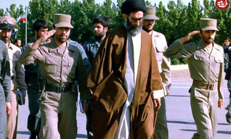 عکس؛ سفر در زمان؛ «رهبر انقلاب» با لباس ارتش در حال نماز خواندن در جبهه؛ دهه 60 عکس؛ سفر در زمان؛ «رهبر انقلاب» با لباس ارتش در حال نماز خواندن در جبهه؛ دهه 60