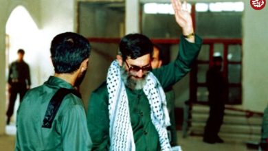 عکس؛ سفر به تاریخ؛ «رهبر انقلاب» با لباس شخصی در کنار شهید 15 ساله‌ای که «پسر وزیر» بود؛ دهۀ 60