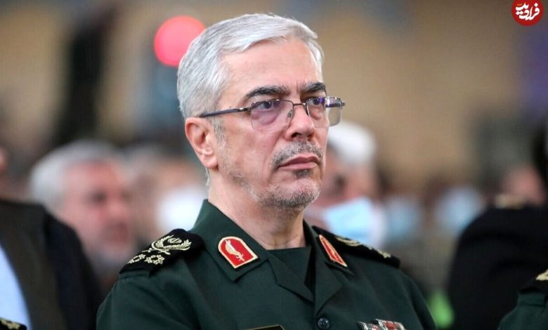 عکس؛ سفر به تاریخ؛ «سرلشکر باقری» در 23 سالگی در حال نماز خواندن پشت سر «شمخانی» در جبهه